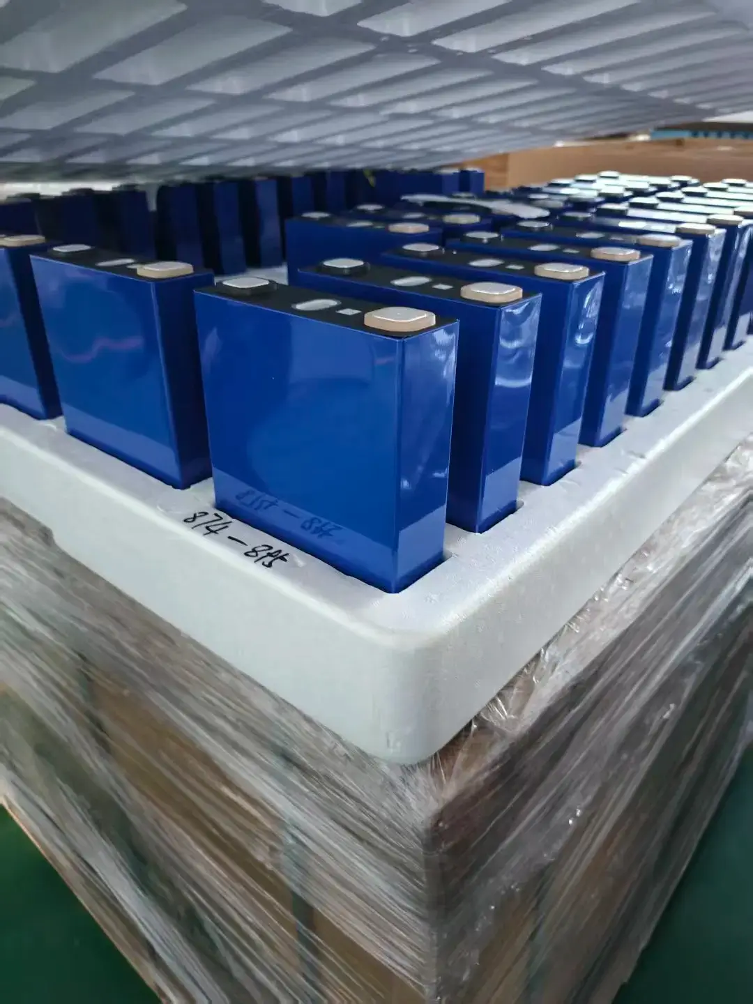 3.2V 150Ah LiFePO4 Prismatic Battery for Solar Systems product detail 1